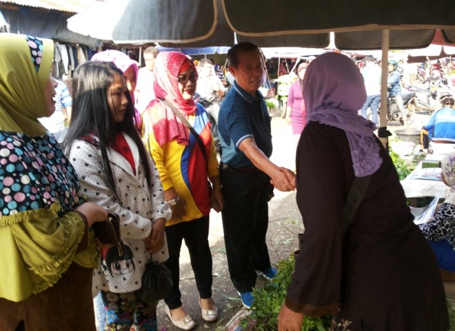 Maryadi dan istri berdialog dengan pedagang